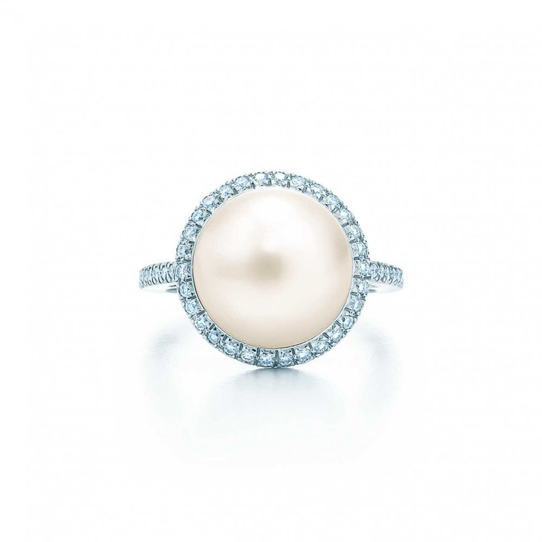 خاتم من البلاتين مرصع بألماس دائري لامع ولؤلؤ مستزرع على شكل الزر في بحر الجنوب من tiffany & co
