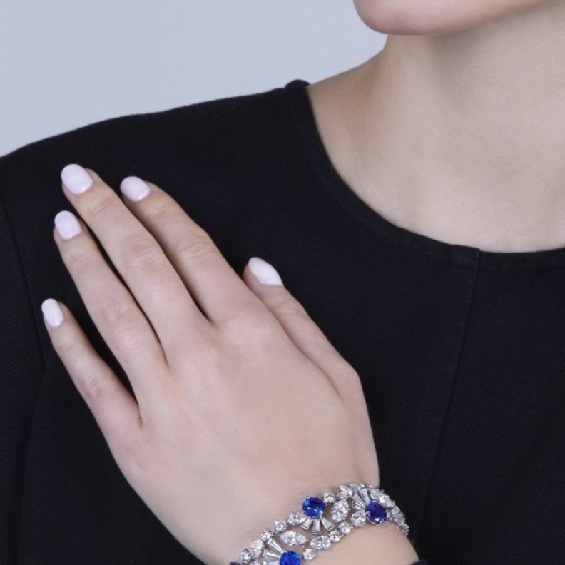  سوار من كارتييه مرصع بالياقوت الأزرق والألماس المباع بمبلغ 1.036.400 دولار