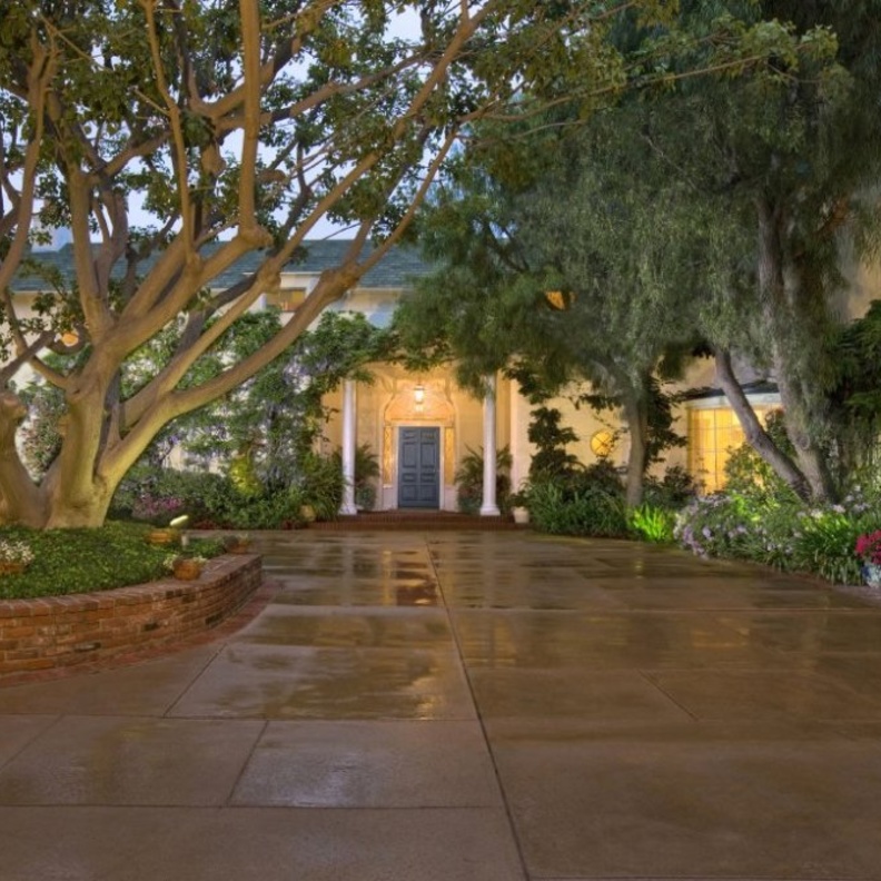 يتميز المنزل بتصميمه الأنيق وملحق به حديقة رائعة الجمال