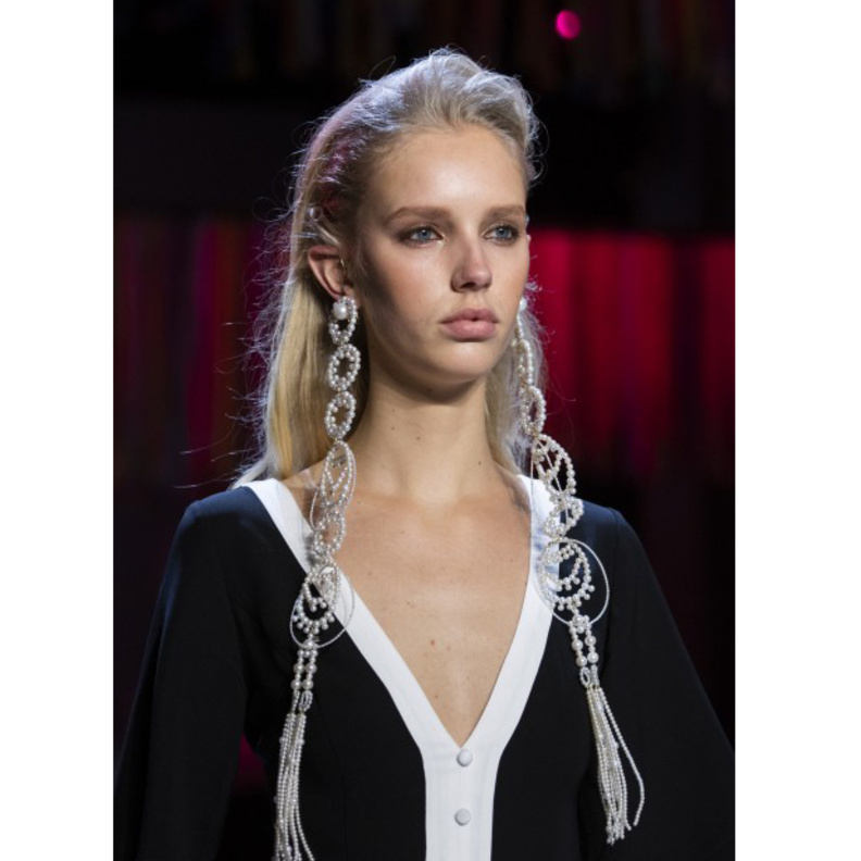 موديلات اقراط اللؤلؤ الطويلة جداً من Prabal Gurung