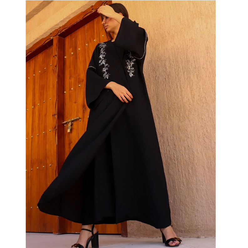  عباية بسيطة باللون الأسود مع التطريزات الأنيقة بالفضي من تصميم WASMAH