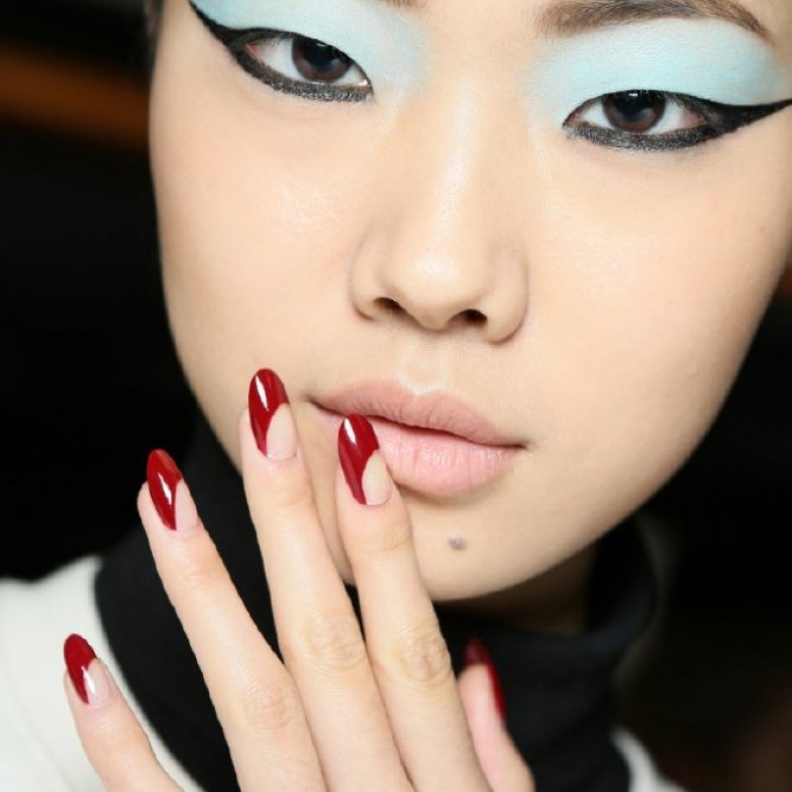 مناكير بدرجات اللون الأحمر الحيوي والفرانش من Prabal Gurung