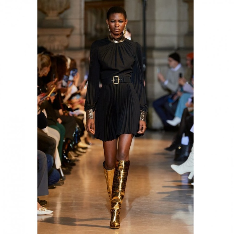  فستان اسود من  Andrew Gn