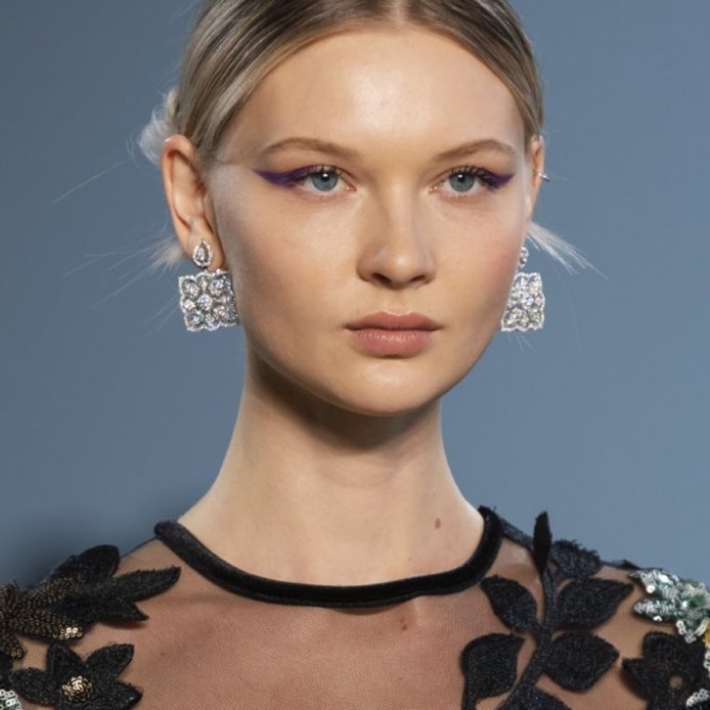 صيحات مكياج جمالية مع الايلاينر البنفسجية المات من وحي Bibhu Mohapatra