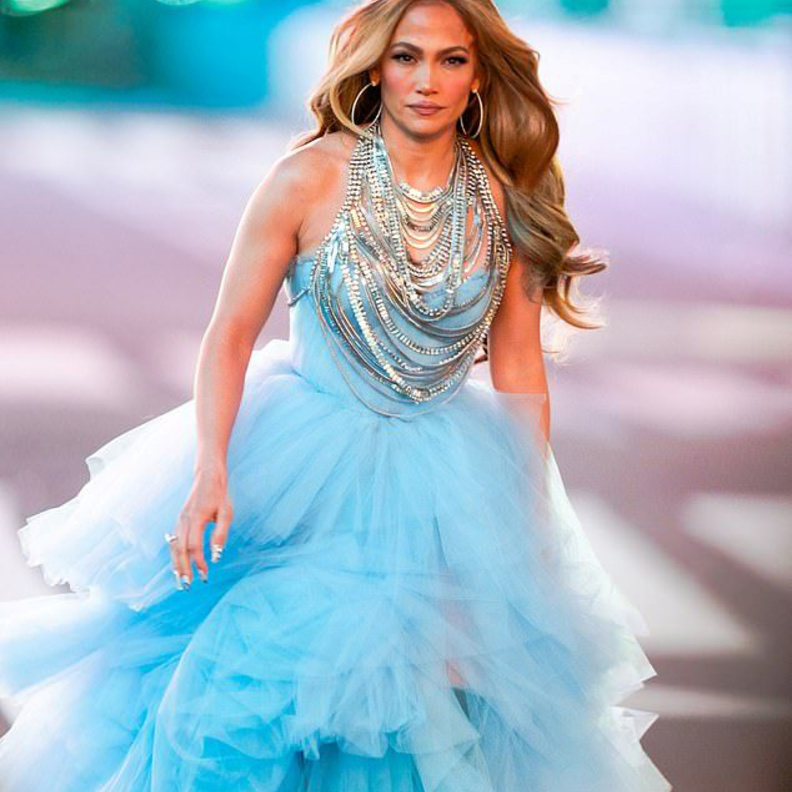  صور احدث اطلالات جينيفر لوبيز ساحرة باللون الأزرق سندريلا العام 2021