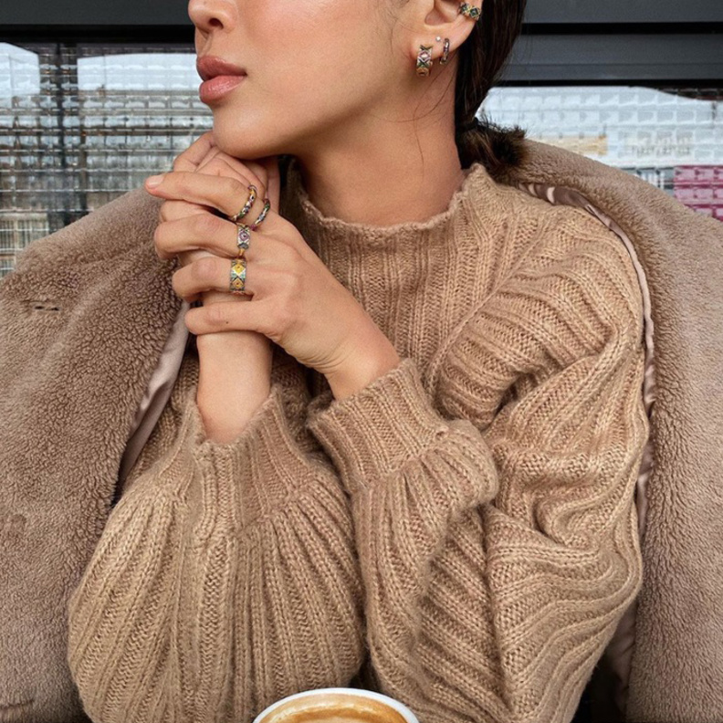 نصائح تنسيق المجوهرات مع الكنزات الشتوية