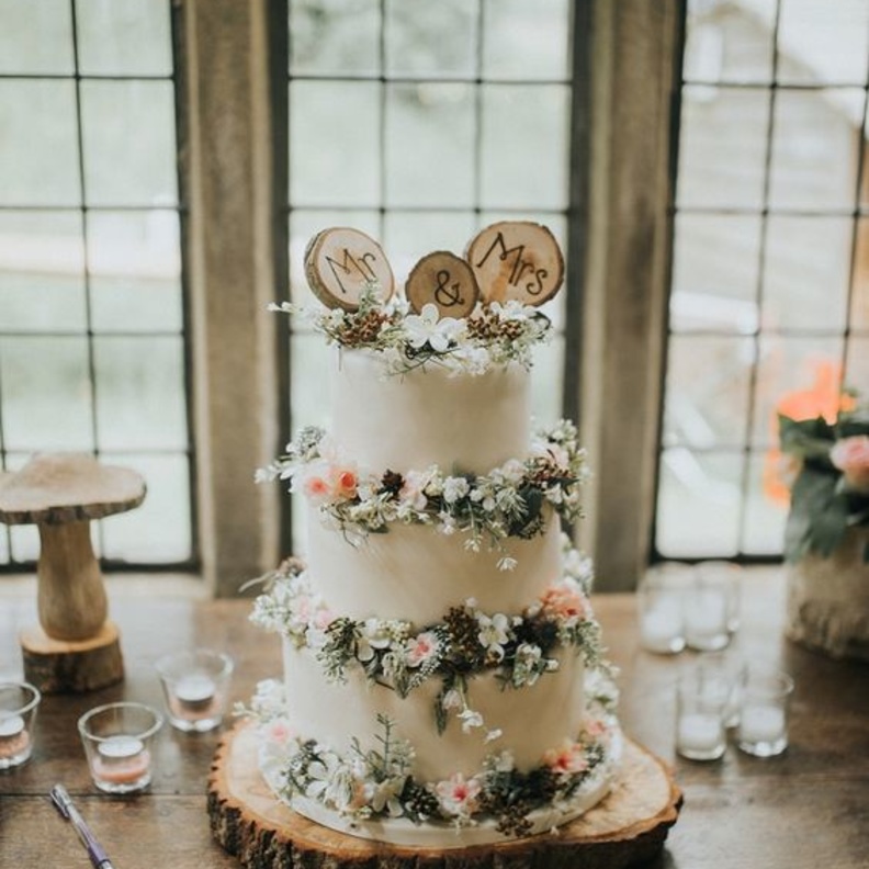  استوحي كيفية تزيين طاولة حلويات الزفاف بالاخشاب الطبيعية