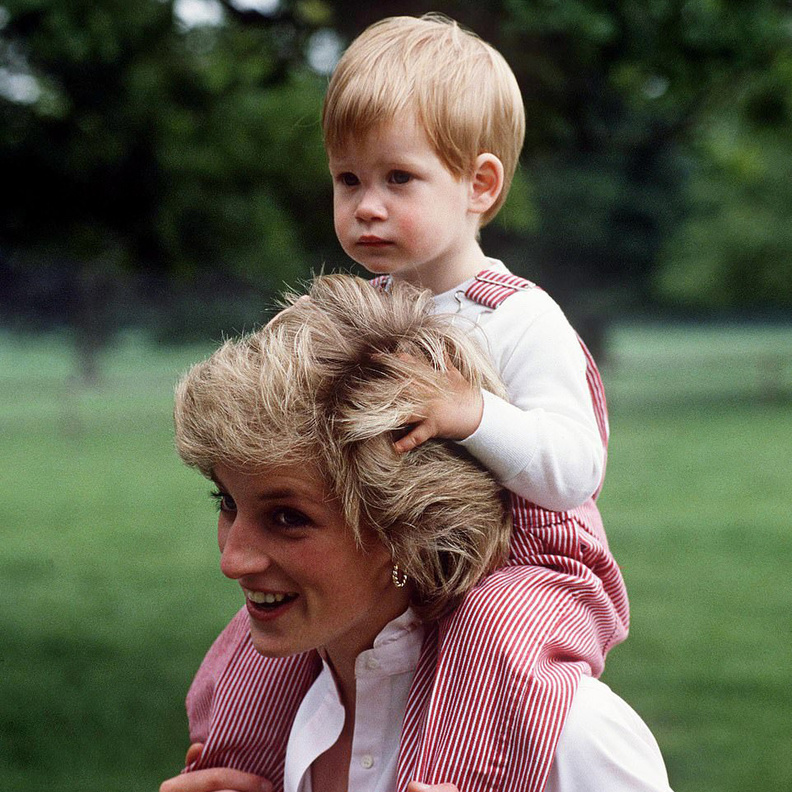 هاري ينشر صورة لوالدته الأميرة ديانا