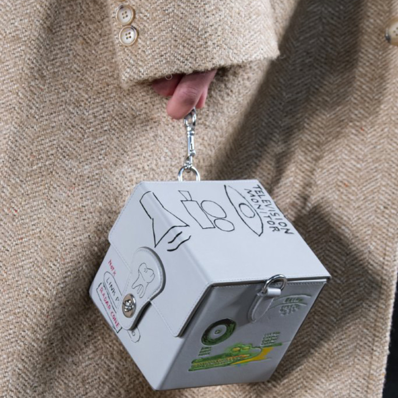 موديلات حقائب يد 2021 هندسية مع الرسمات من دار Coach