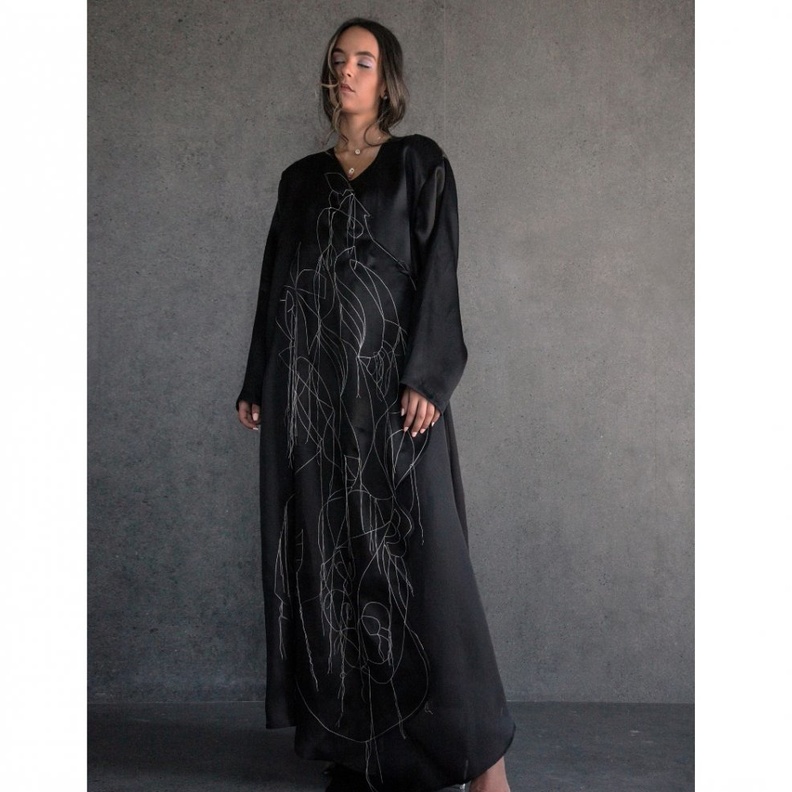 اللون الأسود الراقي بعباية فاخرة مزيّنة بأسلوب فني من تصميم SHOUG