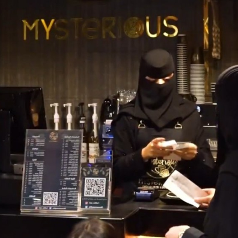 4 فتيات سعوديات يؤسسن مشروع مقهى ويتقاسمن مهام العمل فيه