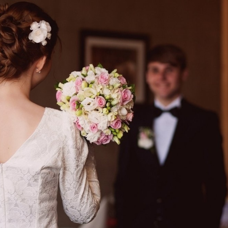 بد أن تحوّلي عزيزتي العروس هذه الليلة الى ليلة رومانسية بامتياز