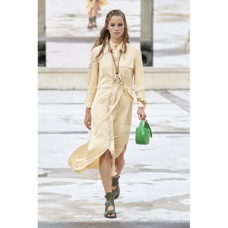 طرق تنسيق القميص الطويل على شكل فستان من دار Chloe