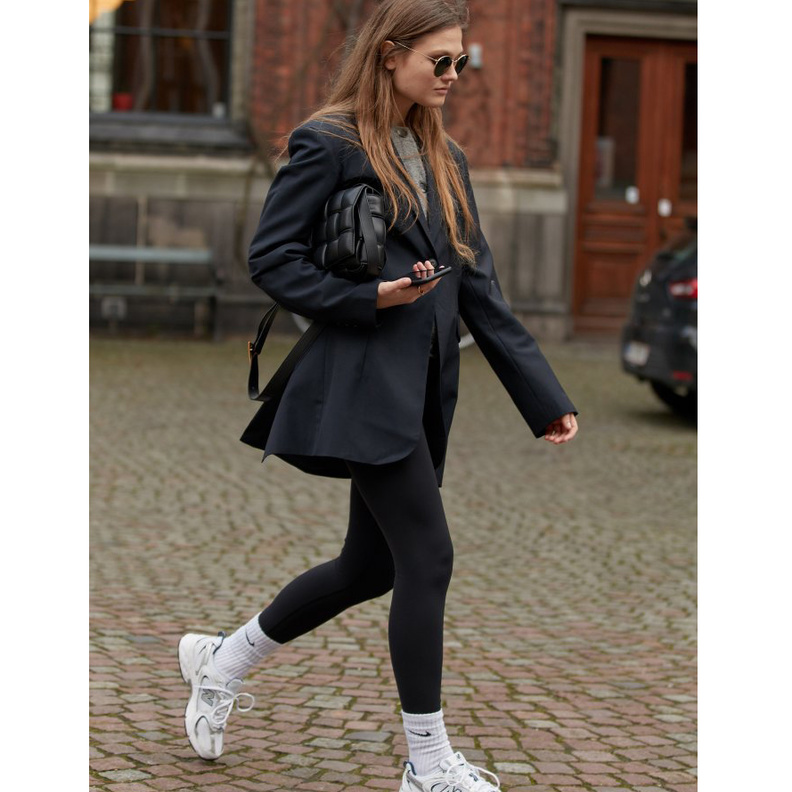 اعتمدي اطلالات شبابية مستوحاة من الثمانينات مع الأحذية الرياضية