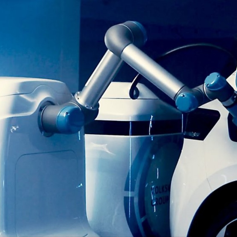  الروبوت آر تو دي تو يشحن السيارات الكهربائية بدون تدخل بشري