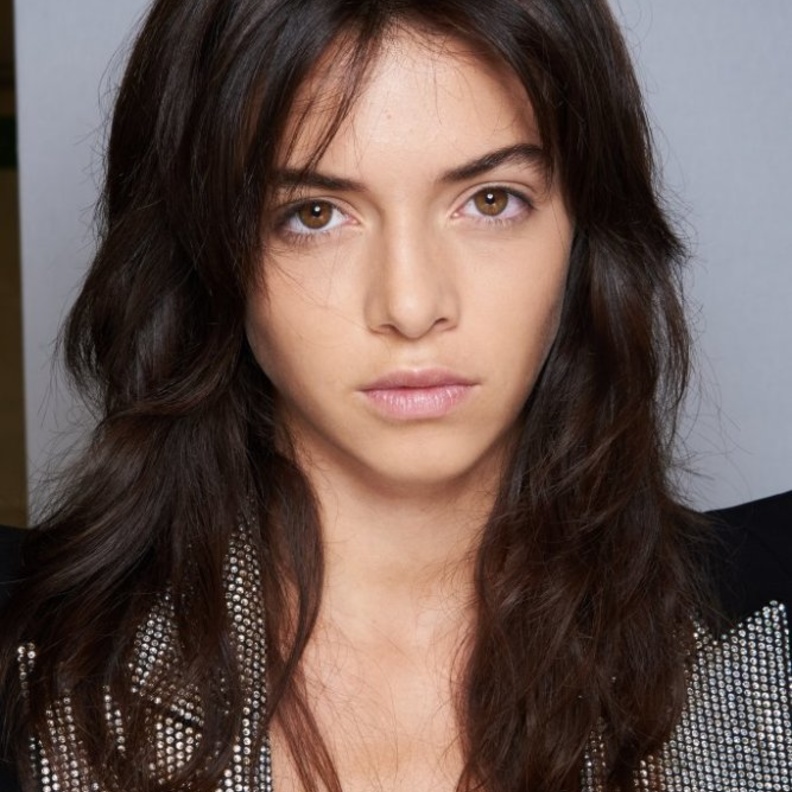 تسريحات شعر متوسط الطول مع الخصل الويفي من دار Balmain