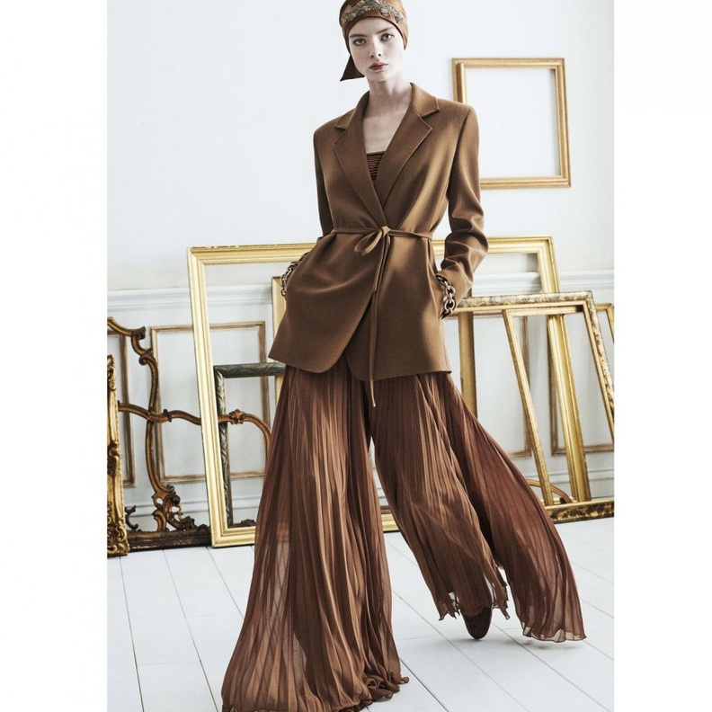 طرق ارتداء البناطيل الفضفاضة البليسيه من دار Max Mara