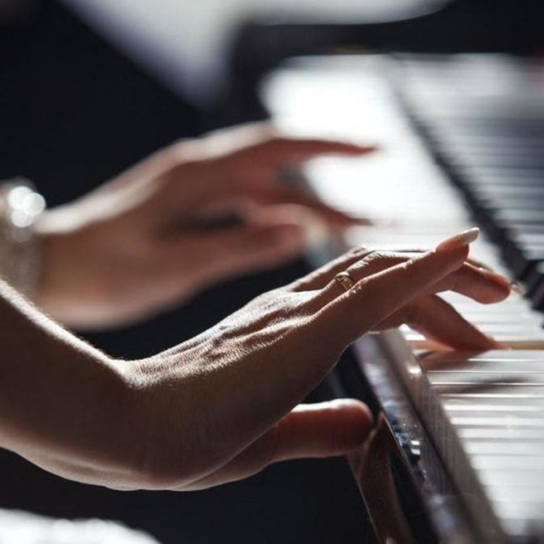 شاهدوا تدريب الطلاب في أول معهد موسيقي مرخص في المملكة