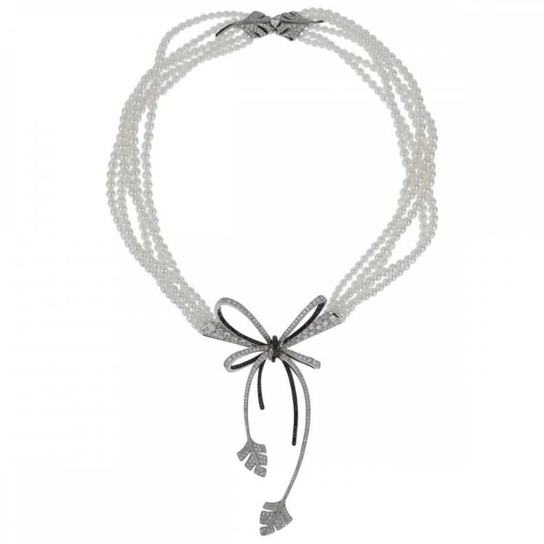 عقد من شانيل Chanel