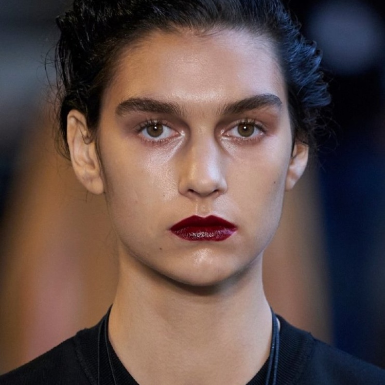 الوان احمر شفاه مخملي لماع من دار Max Mara