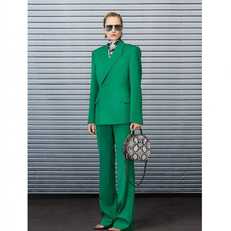  طرق تنسيق البليزر مع البناطيل الرسمية من دار Balenciaga