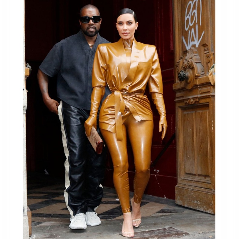 اطلالة كيم من توقيع Balmain في فرنسا