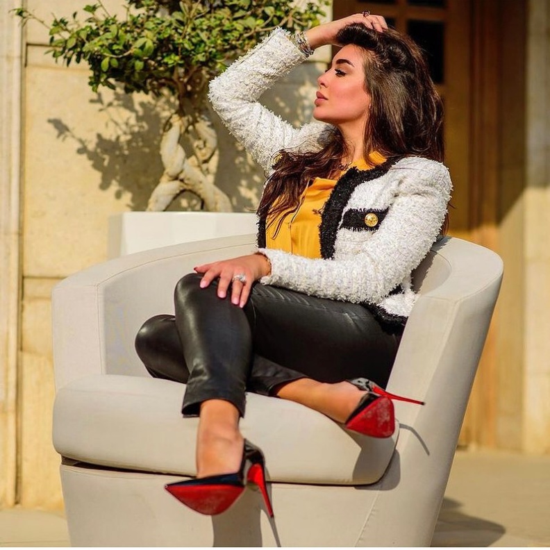  افكار تنسيق السترة القصيرة مع الجلد بأسلوب ياسمين صبري