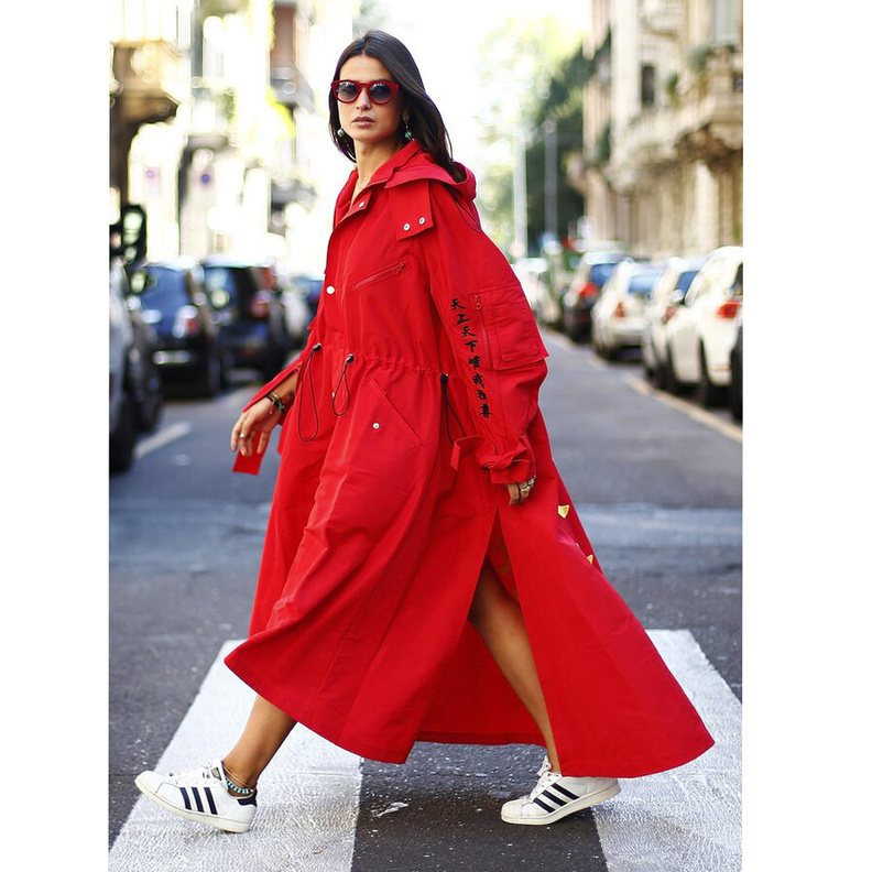  اختاري تصاميم المعاطف الكاجوال الرائجة بالقصة الكبيرة والعصرية واللون الأحمر الحيوي