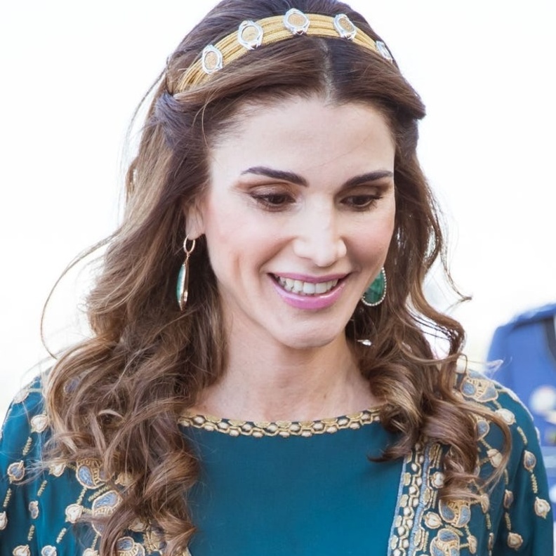 تسريحات شعر راقية ومميزة بأسلوب الملكة رانيا 2021