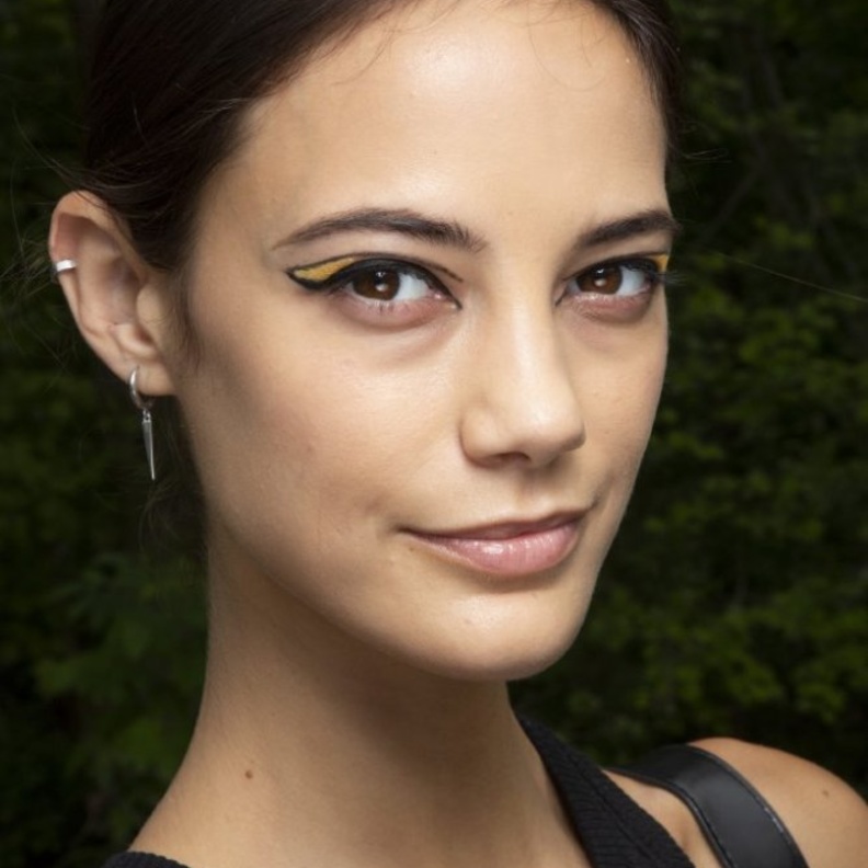  الوان الايلاينر موضة ربيع 2021 باللون الاصفر من دار Christian Siriano