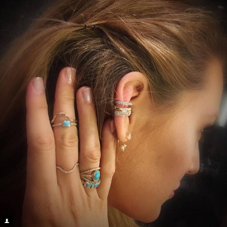 بليك ليفلي متألقة بخواتم فيروز ناعمة من جاكي آيش Jacquie Aiche