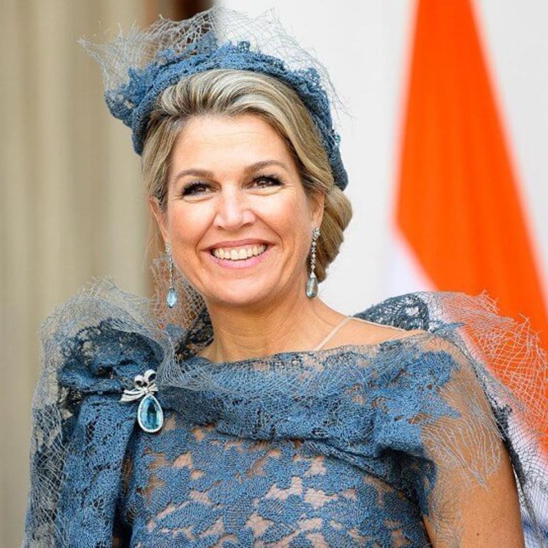  الملكة ماكسيما ترتدي دلاية الملكة يوليانا كبروش