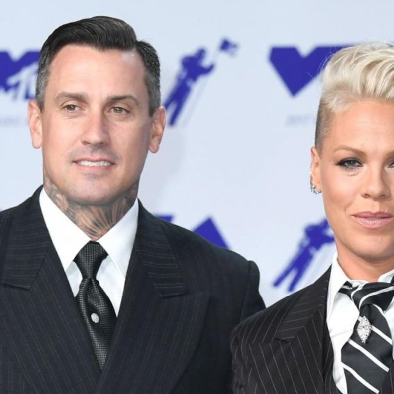 المغنية الامريكية بينك و زوجها هاري يحتفلان بالذكرة 15 لزواجهما