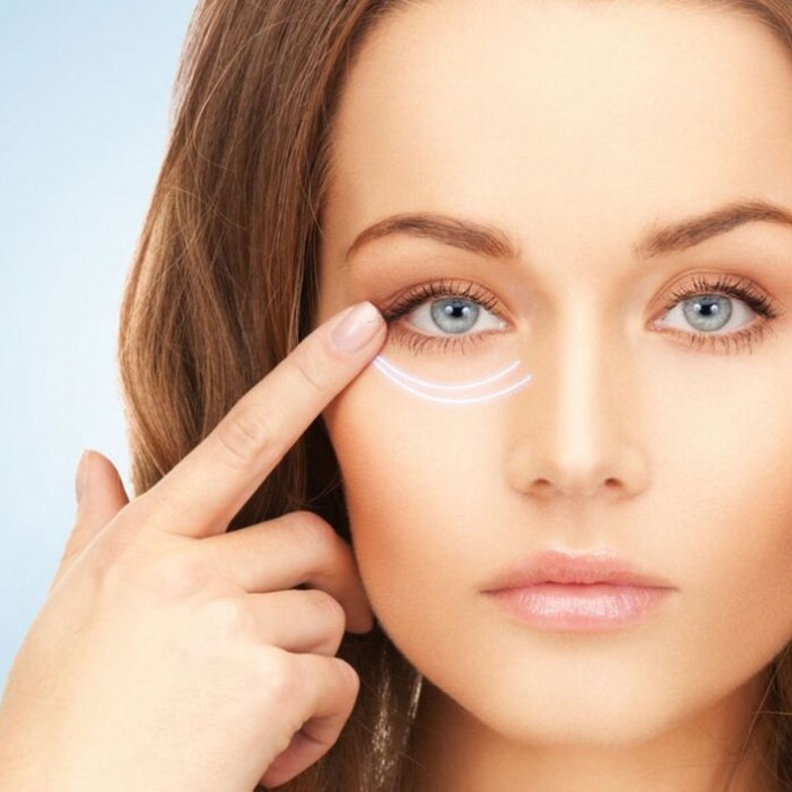  التدليك بزيت الزيتون يخفف تجاعيد تحت العين