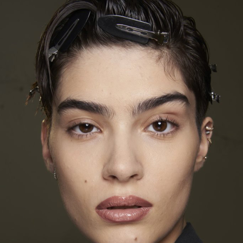 رسمات حواجب 2021 دائرية من دار Acne