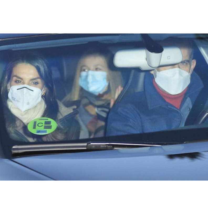 بالصور الملكة ليتيزيا تزور والدها بصحبة زوجها ملك إسبانيا وطفلتيهما