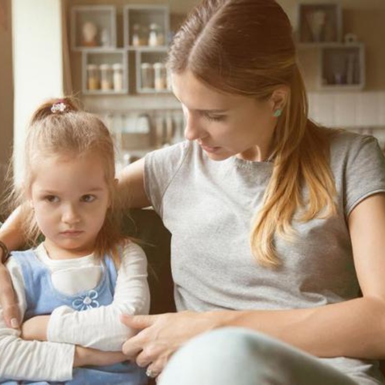 كيف تتعاملين مع مواقف طفلك المحرجة امام الغرباء