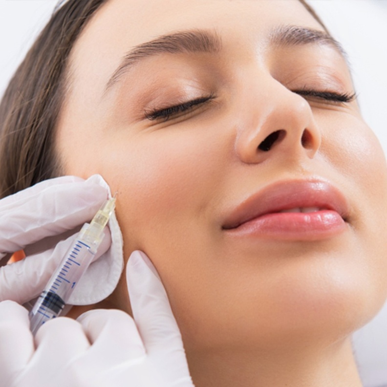 حقن الكولاجين يعمل على تحسين ملامح الجلد وملء التجاعيد