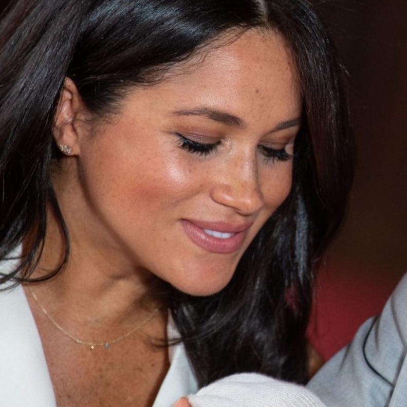 ميغان ماركل تختار قلادة Jennifer Meyer لتتألق بها