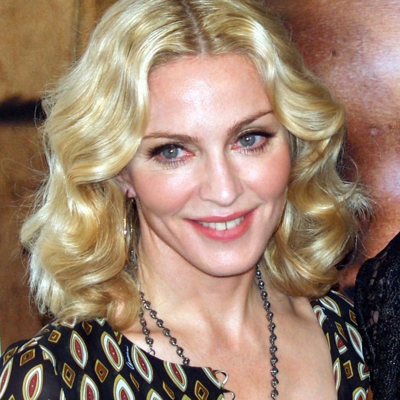 مادونا حائرة بين ممثلتين لتجسيد حياتها في فيلم يحكي سيرتها الذاتية