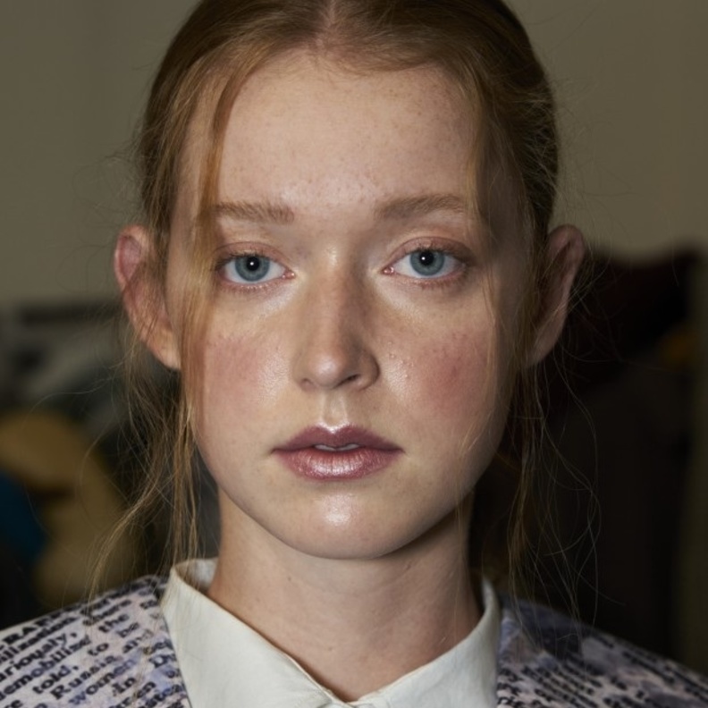 صيحة الهايلايتر تغزو موضة مكياج ربيع 2021 وهذه اسرار تطبيقها