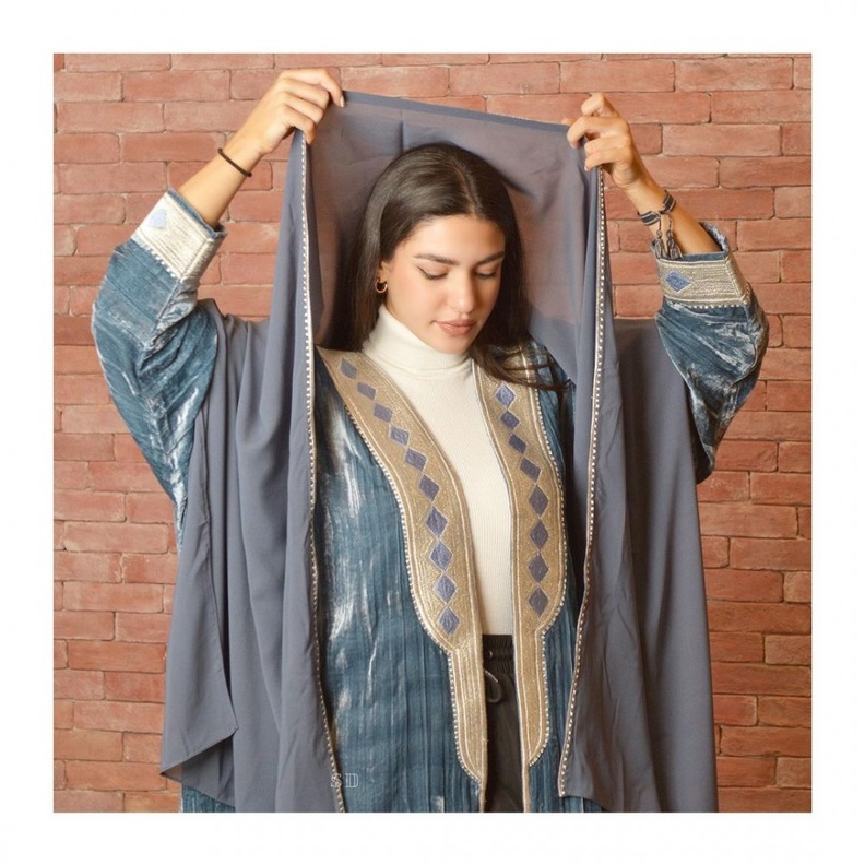 بشت المخمل الملكي @stitchesbydhai