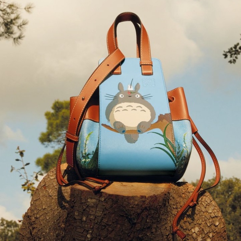 تشكيلة My Neighbor Totoro من LOEWE.. احتفاء بالأسلوب الشاعري والعفوي للشخصيات الشهيرة