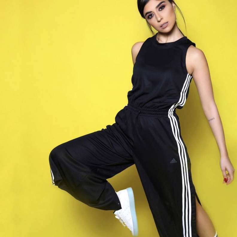 زينة مكي في اطلالة رياضية باللون الاسود