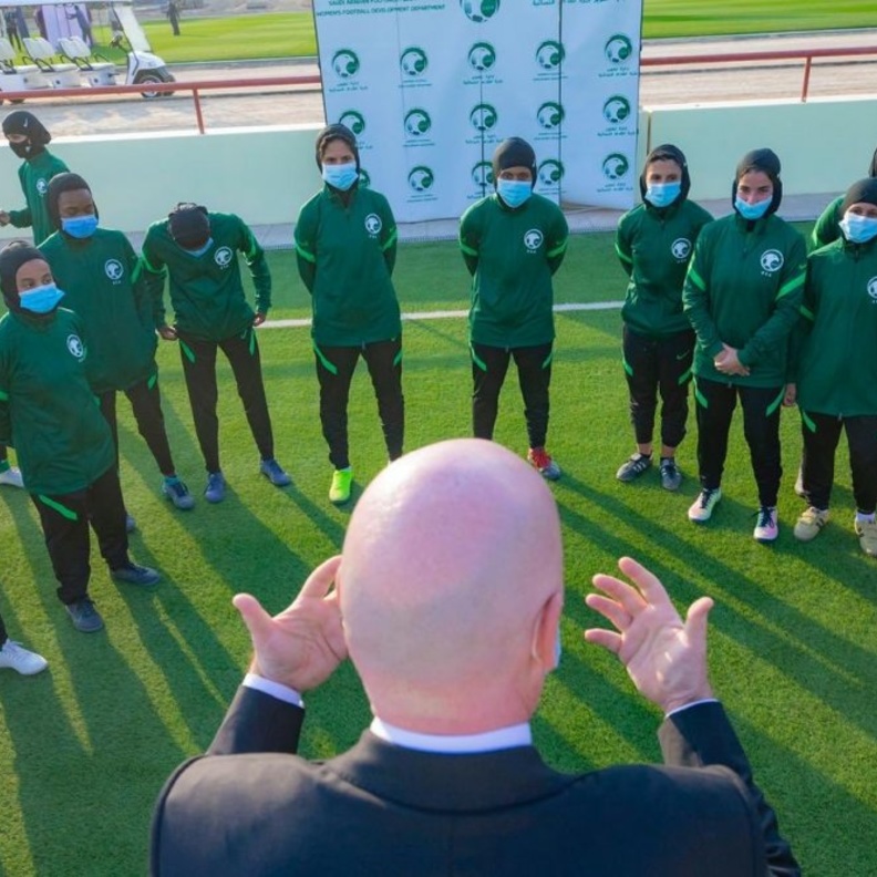 رئيس الاتحاد الدولي لكرة القدم يلتقي بلاعبات المنتخب السعودي