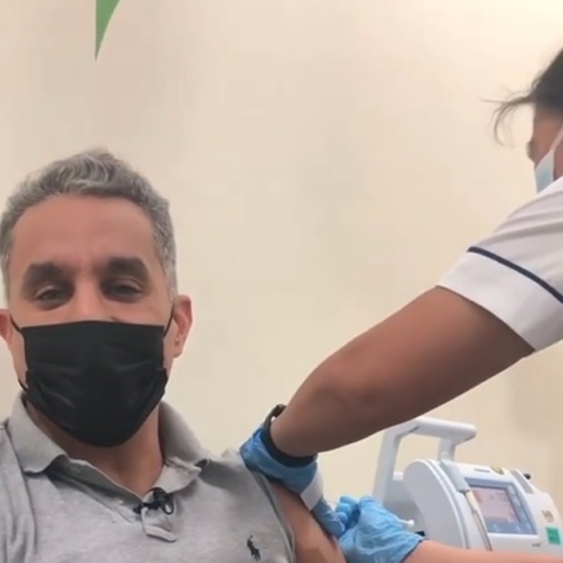 باسم يوسف يتلقى لقاح كورونا في إمارة دبي