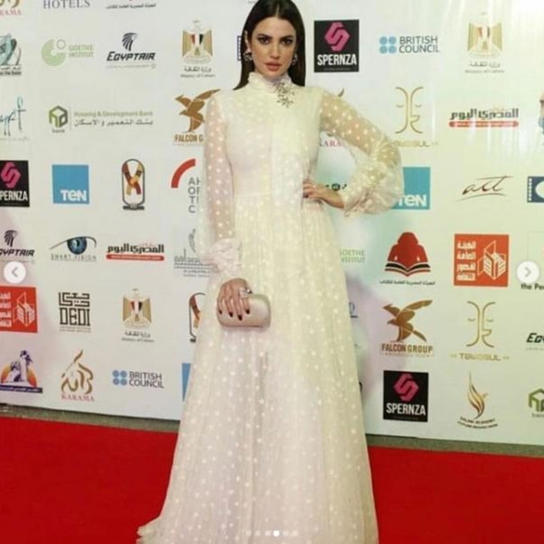 درة بفستان باللون الابيض يناسب العروس المحجبة