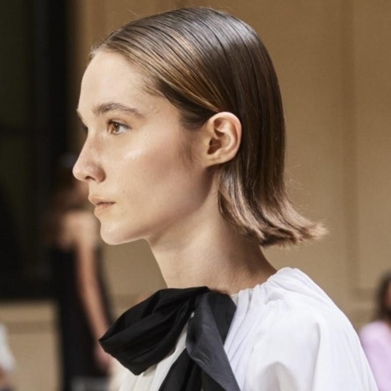 تسريحات شعر مسحوب للخلف  موضة 2021