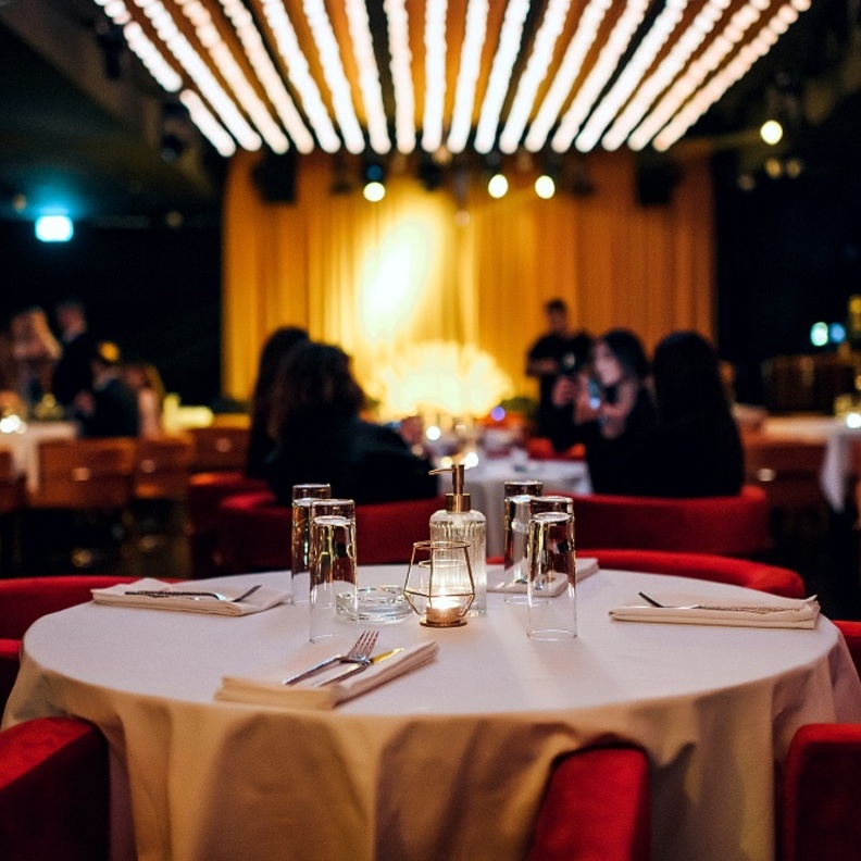  أمبر هول أحدث مفهوم لتناول الطعام والترفيه في دبي