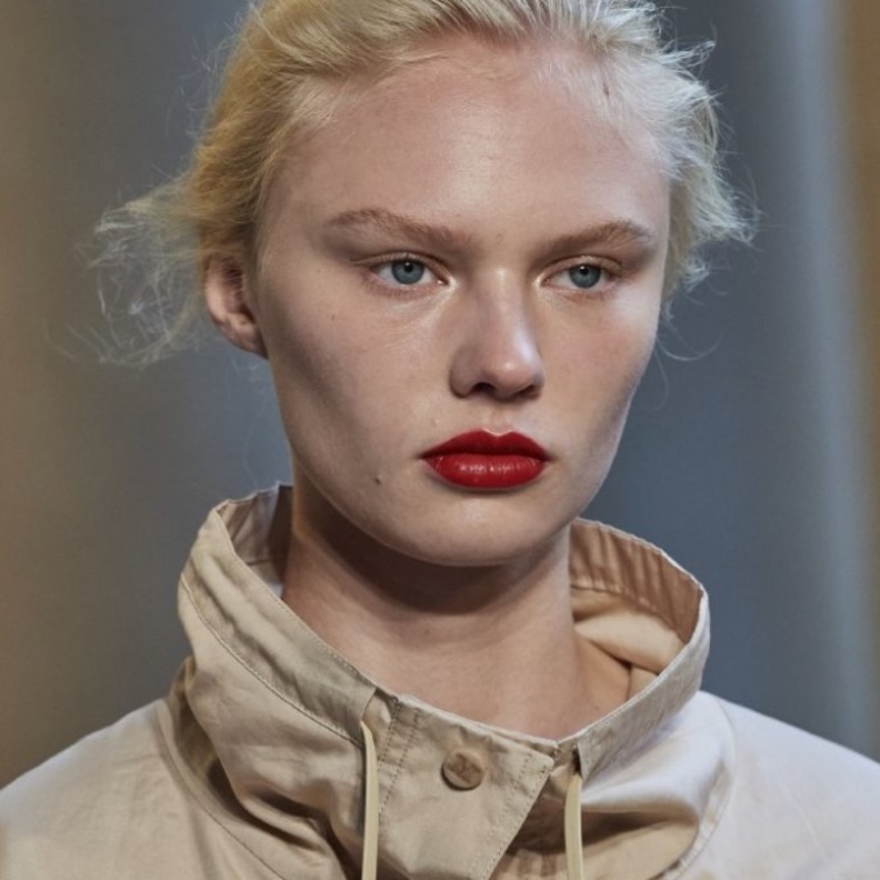  الوان احمر شفاه حمراء مات من دار Max Mara